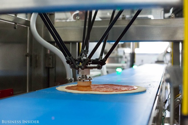 Không chỉ phục vụ nhà hàng, khách sạn, giờ robot còn có thể làm bánh pizza hết sức xuất sắc - Ảnh 12.