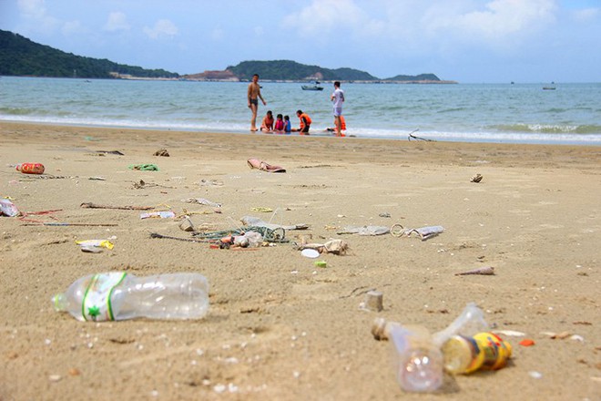 Quảng Ninh: B&atilde;i T&igrave;nh Y&ecirc;u ngập r&aacute;c, ế chỏng chơ - Ảnh 12.