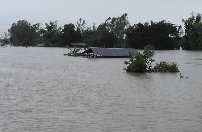 Loạt ảnh đáng sợ về thảm cảnh ngập lụt đang khiến người dân Thái Lan khốn đốn - Ảnh 12.