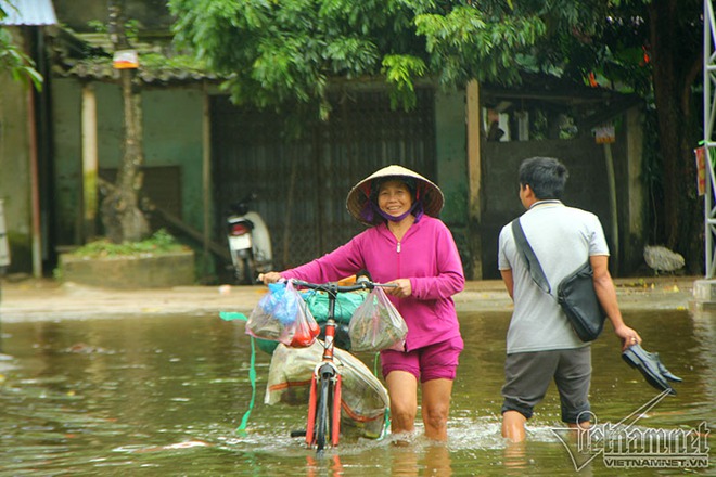 Vỡ đê Chương Mỹ: Người Hà Nội rửa bát, tắm giặt bằng nước lũ - Ảnh 13.