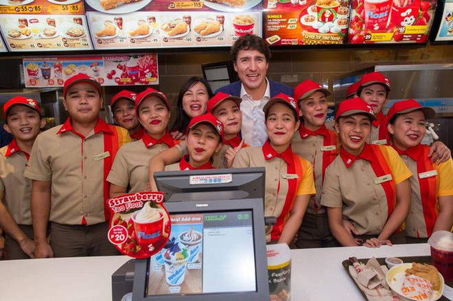 Thủ tướng điển trai Justin Trudeau đi mua gà rán, nước dâu tây và vui vẻ selfie với người hâm mộ tại Philippines - Ảnh 12.