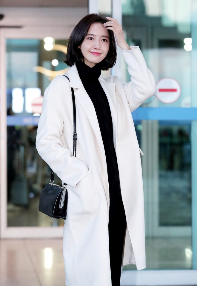 Mẹ Kim Tan diện đồ t&aacute;o bạo lấp l&oacute; nội y tr&ecirc;n đường sang Việt Nam, tự tin đọ sắc c&ugrave;ng d&agrave;n đ&agrave;n em mỹ nh&acirc;n - Ảnh 3.