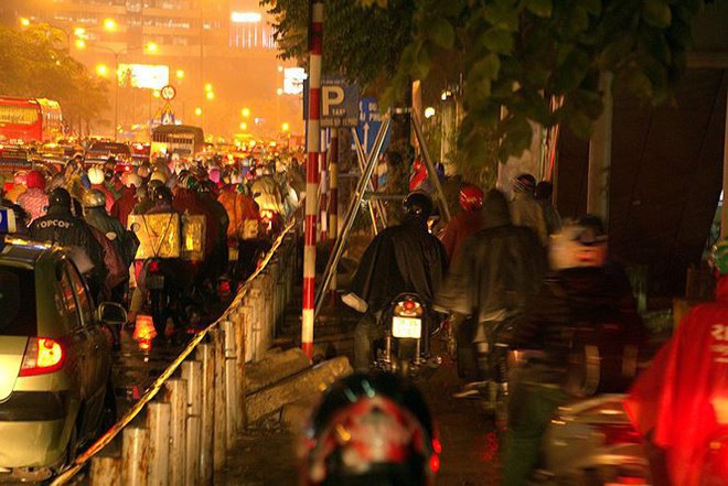 Hàng ngàn người dân Thủ đô chôn chân trong mưa rét vì tắc đường - Ảnh 12.