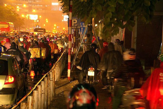 H&agrave;ng ng&agrave;n người d&acirc;n Thủ đ&ocirc; ch&ocirc;n ch&acirc;n trong mưa r&eacute;t v&igrave; tắc đường - Ảnh 12.