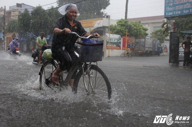 Mưa như thác đổ, đường Sài Gòn biến thành sông, xe cộ chết máy la liệt - Ảnh 14.