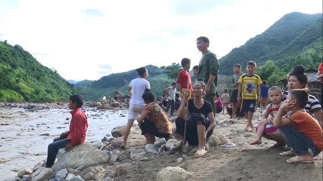 Sơn La: Đu d&acirc;y tiếp gạo, trai tr&aacute;ng ng&atilde; d&uacute;i dụi dưới suối dữ - Ảnh 14.