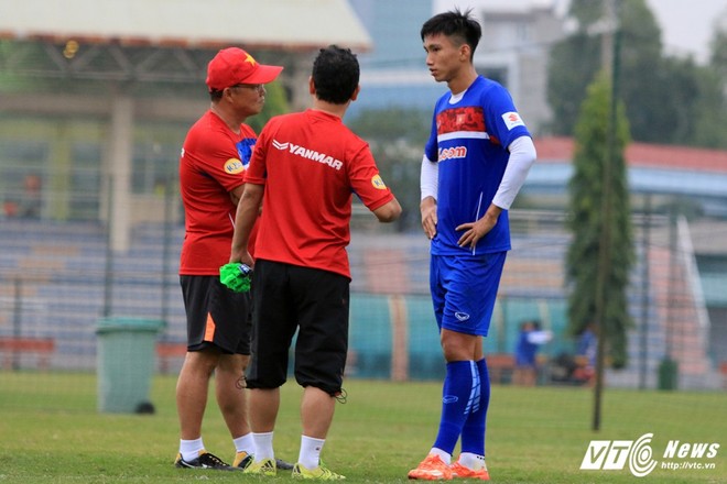 HLV Park Hang Seo cùng trợ lý hò hét, lôi Công Phượng về vị trí - Ảnh 13.