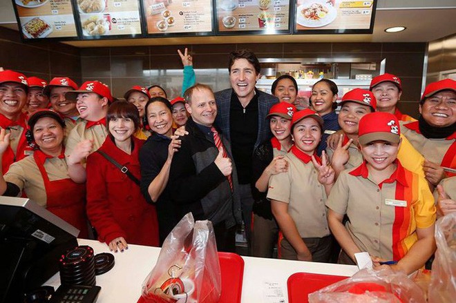 Thủ tướng điển trai Justin Trudeau đi mua gà rán, nước dâu tây và vui vẻ selfie với người hâm mộ tại Philippines - Ảnh 13.