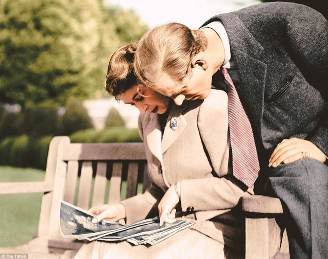 Dù 70 năm trôi qua, Nữ hoàng Elizabeth và Hoàng thân Philip vẫn hạnh phúc trong bộ ảnh kỷ niệm ngày cưới - Ảnh 9.
