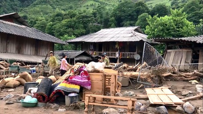 Sơn La: Đu d&acirc;y tiếp gạo, trai tr&aacute;ng ng&atilde; d&uacute;i dụi dưới suối dữ - Ảnh 15.