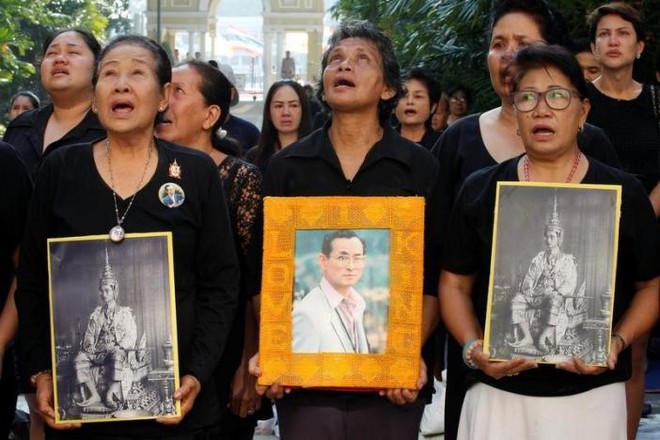 Một năm ngày mất Quốc vương Bhumibol Adulyadej: Những hình ảnh nỗi đau mất mát mà người dân Thái Lan không bao giờ quên - Ảnh 31.