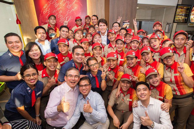 Thủ tướng điển trai Justin Trudeau đi mua gà rán, nước dâu tây và vui vẻ selfie với người hâm mộ tại Philippines - Ảnh 14.