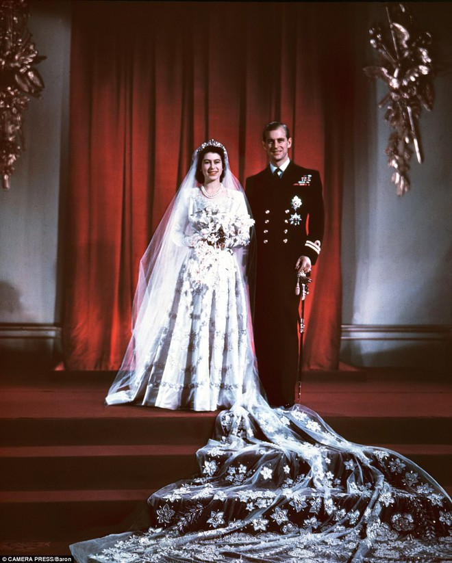 Dù 70 năm trôi qua, Nữ hoàng Elizabeth và Hoàng thân Philip vẫn hạnh phúc trong bộ ảnh kỷ niệm ngày cưới - Ảnh 3.