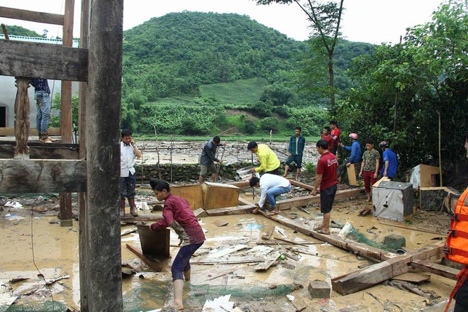 Sơn La: Đu d&acirc;y tiếp gạo, trai tr&aacute;ng ng&atilde; d&uacute;i dụi dưới suối dữ - Ảnh 16.