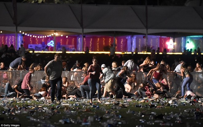 Nóng: Xả súng vào đám đông ở lễ hội âm nhạc Las Vegas, hơn 100 người thương vong - Ảnh 2.