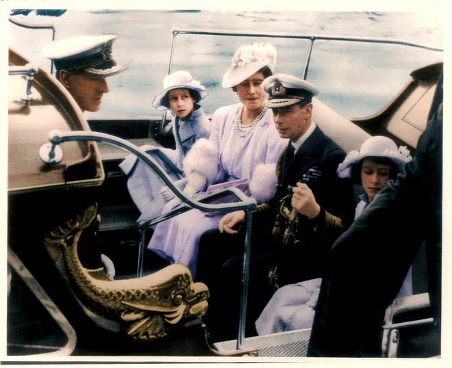 Dù 70 năm trôi qua, Nữ hoàng Elizabeth và Hoàng thân Philip vẫn hạnh phúc trong bộ ảnh kỷ niệm ngày cưới - Ảnh 10.