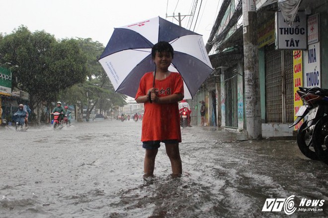 Mưa như thác đổ, đường Sài Gòn biến thành sông, xe cộ chết máy la liệt - Ảnh 17.