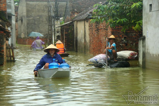 Vỡ đê Chương Mỹ: Người Hà Nội rửa bát, tắm giặt bằng nước lũ - Ảnh 17.