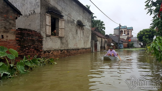 Vỡ đê Chương Mỹ: Người Hà Nội rửa bát, tắm giặt bằng nước lũ - Ảnh 18.