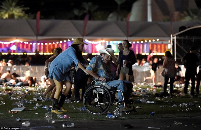 Đám đông la hét, hoảng sợ và giẫm đạp lên nhau trong hiện trường vụ xả súng lễ hội âm nhạc Las Vegas - Ảnh 14.