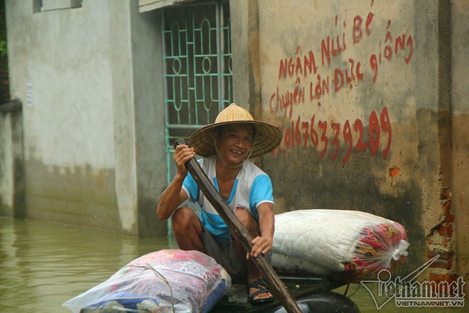 Vỡ đê Chương Mỹ: Người Hà Nội rửa bát, tắm giặt bằng nước lũ - Ảnh 20.