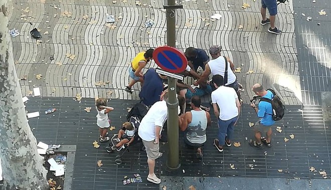 Khung cảnh hỗn loạn tại Barcelona sau vụ lao xe: Ít nhất 13 người đã thiệt mạng và hàng chục người bị thương - Ảnh 5.