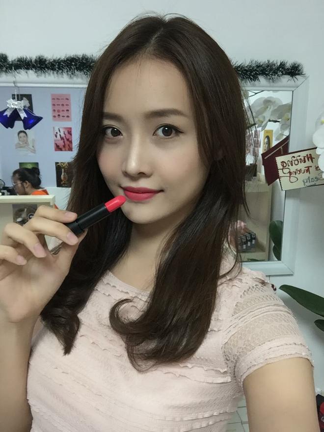 Mỹ nữ Showbiz Việt ph&aacute;t sốt với d&ograve;ng son m&ocirc;i mới - Ảnh 3.