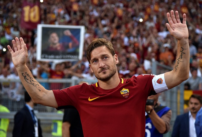 Ho&agrave;ng tử Francesco Totti kh&oacute;c nức nở tr&ecirc;n vai vợ trong ng&agrave;y chia tay AS Roma - Ảnh 6.