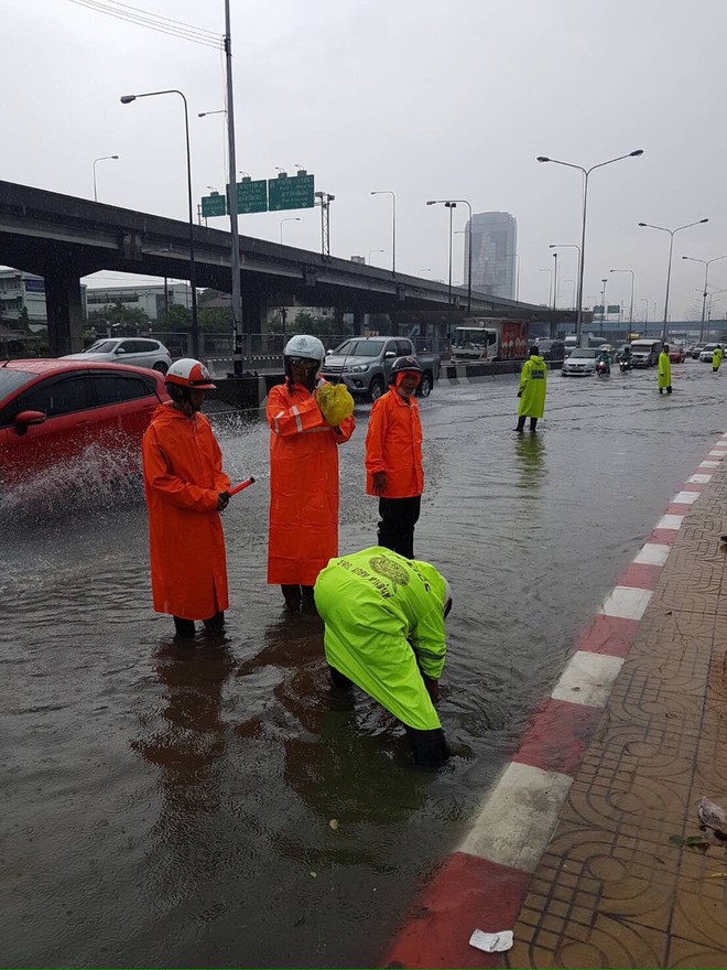 Loạt ảnh hài hước chứng minh ngập lụt ở Bangkok không hề buồn rười rượi như người ta vẫn tưởng - Ảnh 4.