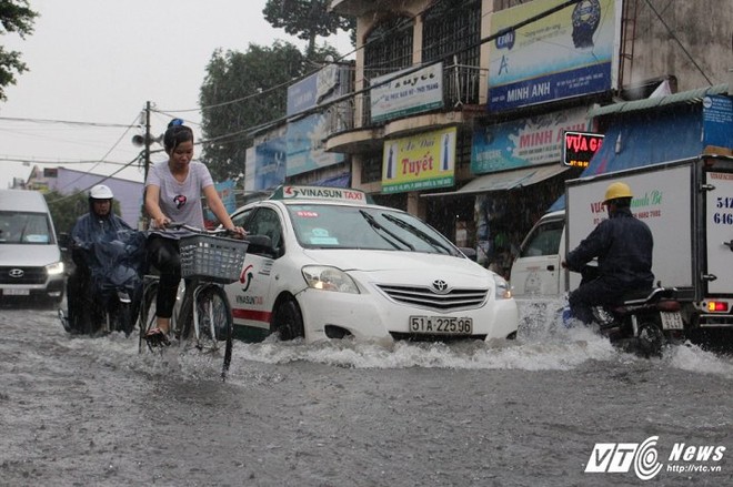 Mưa như thác đổ, đường Sài Gòn biến thành sông, xe cộ chết máy la liệt - Ảnh 4.