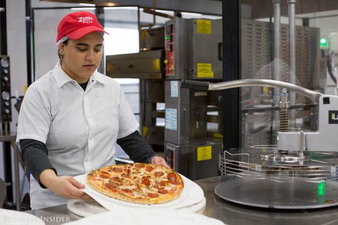 Kh&ocirc;ng chỉ phục vụ nh&agrave; h&agrave;ng, kh&aacute;ch sạn, giờ robot c&ograve;n c&oacute; thể l&agrave;m b&aacute;nh pizza hết sức xuất sắc - Ảnh 3.