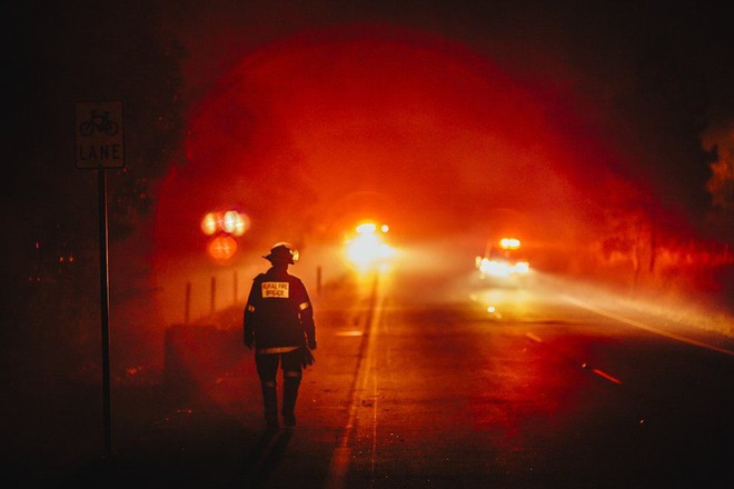 Không ngại ngần nguy hiểm, nhiếp ảnh gia lao mình vào hỏa diệm để chụp được bức ảnh để đời - Ảnh 3.