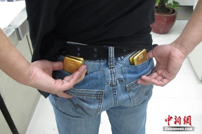 Tưởng l&agrave; tuồn được 76 kg v&agrave;ng ngon l&agrave;nh ra khỏi Trung Quốc, 12 du kh&aacute;ch bị bắt sống ngay tại s&acirc;n bay - Ảnh 2.