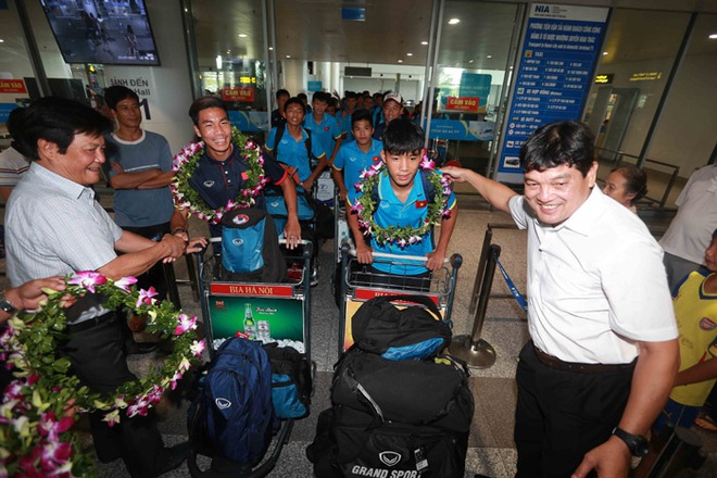 Cầu thủ U15 Việt Nam nâng cao cúp vô địch về nước - Ảnh 3.