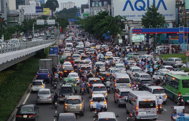 Cửa ngõ sân bay Tân Sơn Nhất hỗn loạn vì sự cố giao thông - Ảnh 3.
