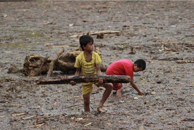 Tìm thấy thi thể cháu bé sau trận lũ kinh hoàng - Ảnh 3.