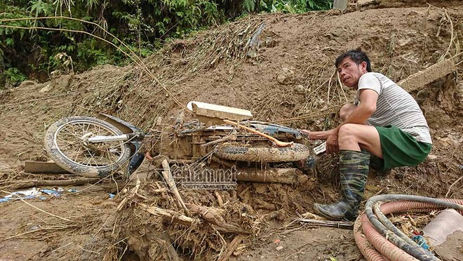 Loạt xe máy biến dạng ngoi lên từ bùn lầy sau lũ - Ảnh 3.