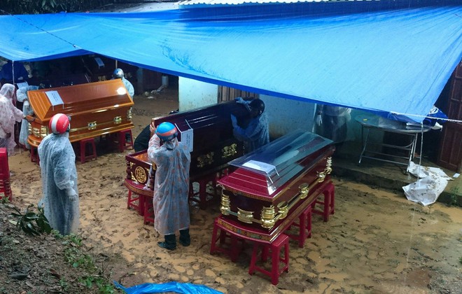 Nổ bom thảm khốc ở Khánh Hòa: Nước mắt hòa nước mưa đưa tiễn - Ảnh 3.