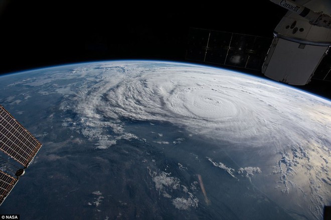 Cơn bão mạnh nhất thập kỷ đổ bộ vào Mỹ, người dân lo sợ một kịch bản tương tự Katrina xảy ra - Ảnh 3.