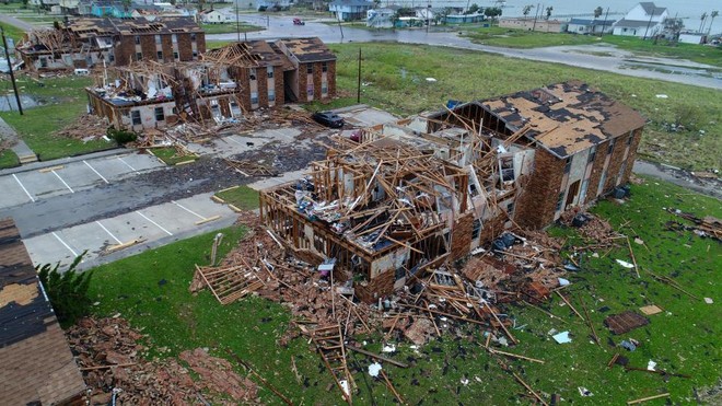 Những hình ảnh kinh khủng nhất từ siêu bão Harvey - cơn ác mộng của người dân Mỹ - Ảnh 9.