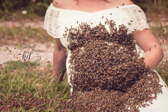 Bộ ảnh mang bầu khiến người xem sởn gai ốc: 20,000 con ong v&acirc;y quanh cơ thể người mẹ - Ảnh 2.