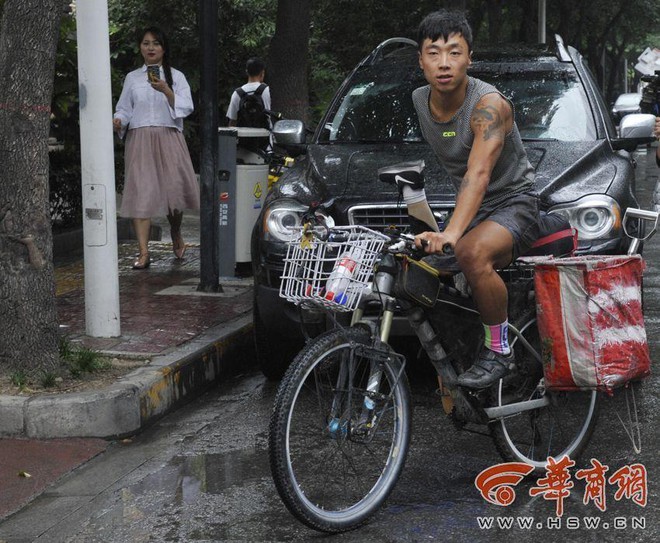 D&ugrave; cụt một b&ecirc;n ch&acirc;n v&agrave; tay, ch&agrave;ng trai 9x vẫn cố đạp xe, nu&ocirc;i hi vọng chinh phục ngọn n&uacute;i Hoa Sơn nổi tiếng - Ảnh 3.