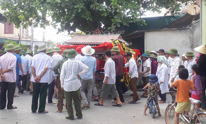 Mẹ trẻ &ocirc;m con nhảy cầu: B&agrave; ngoại ngất lịm trong đ&aacute;m tang - Ảnh 3.