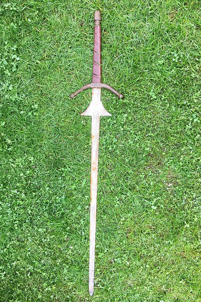 Đi chơi hồ, bé gái phát hiện thanh gươm báu vật được đồn của vua Arthur có niên đại nghìn năm tuổi - Ảnh 3.