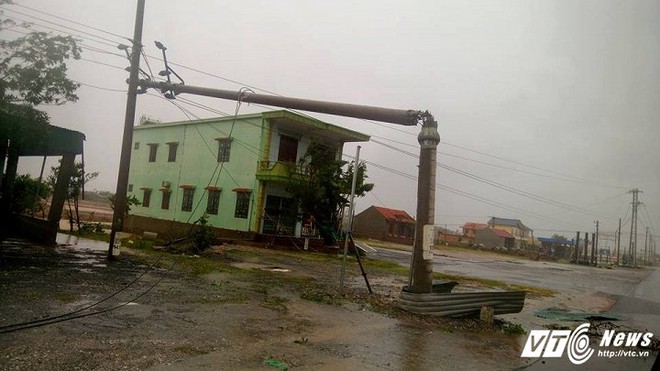 Quảng Bình - Quảng Trị tan hoang, 24 người thương vong sau bão số 10 - Ảnh 4.