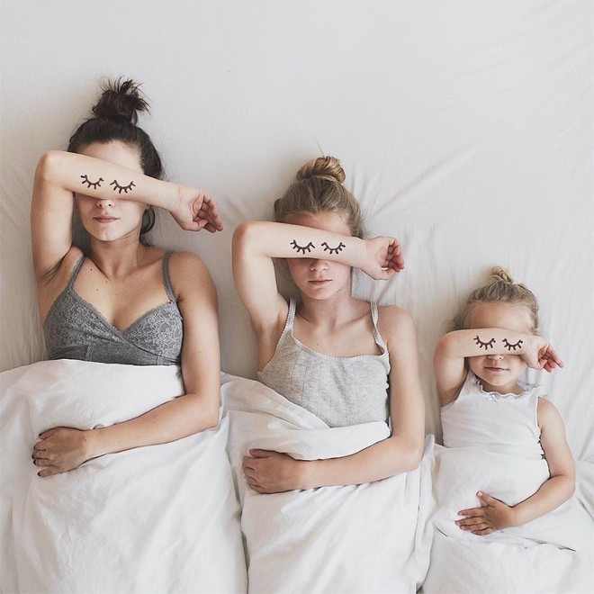 Nh&agrave; c&oacute; 3 n&agrave;ng ti&ecirc;n: Từ mẹ tới con đều xinh hết nấc v&agrave; mặc đồ cực chất - Ảnh 2.