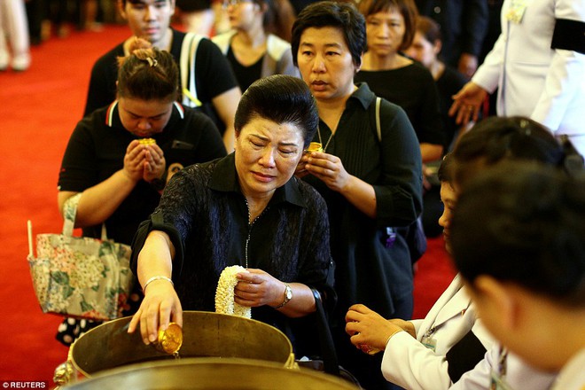 Lễ hỏa táng Quốc vương Bhumibol Adulyadej: Những điểm nhấn ấn tượng trong sự kiện quan trọng bậc nhất tại Thái Lan - Ảnh 3.