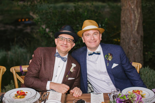 Đấu tranh cho tình yêu suốt 22 năm, cặp đôi đồng tính vỡ òa trong ngày cưới hạnh phúc - Ảnh 2.