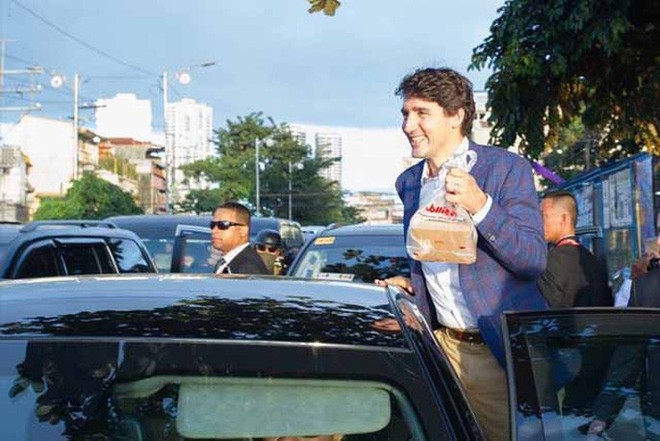 Thủ tướng điển trai Justin Trudeau đi mua gà rán, nước dâu tây và vui vẻ selfie với người hâm mộ tại Philippines - Ảnh 4.