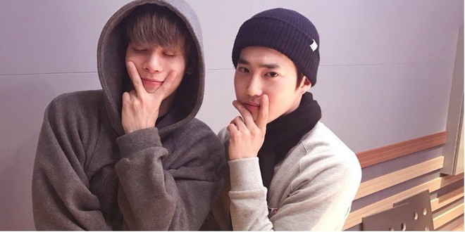 Phải ho&agrave;n th&agrave;nh lịch tr&igrave;nh ngay sau khi Jonghyun ra đi, Suho v&agrave; DBSK rơi nước mắt tr&ecirc;n s&acirc;n khấu - Ảnh 3.